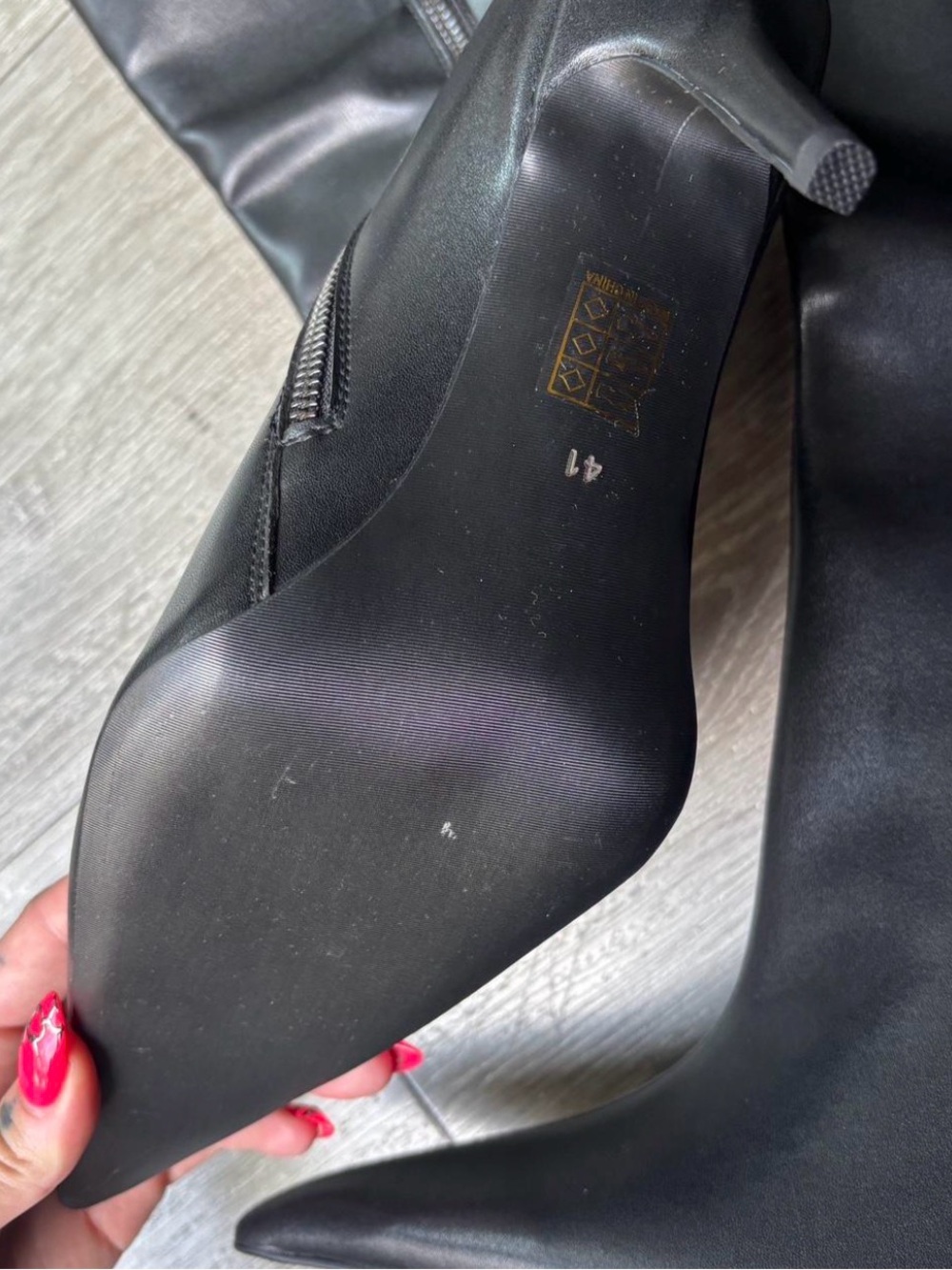 Women's Black Knee-High Pointed-Toe Stiletto Boots - Picture 3 of 4